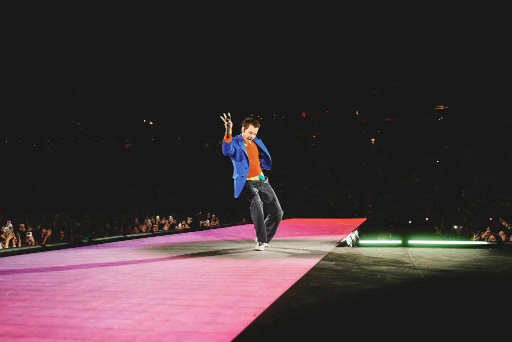 Harry Styles: A nova era musical, os figurinos de grife e tendências de moda