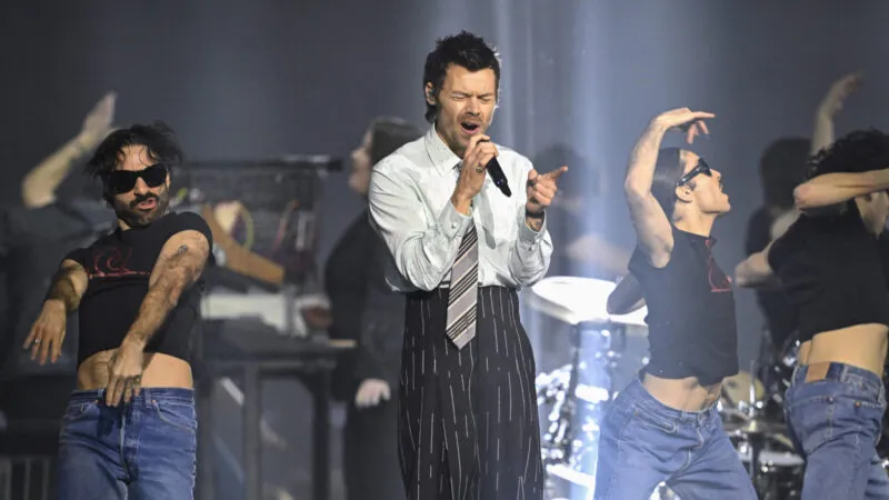Harry Styles: A nova era musical, os figurinos de grife e tendências de moda