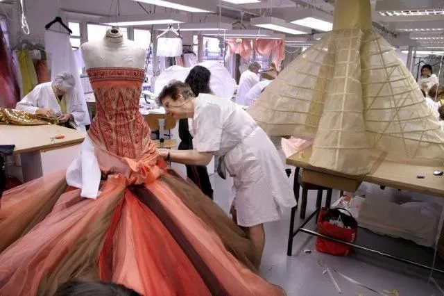 Haute Couture: O que é, quem faz e por que é o ápice da moda mundial