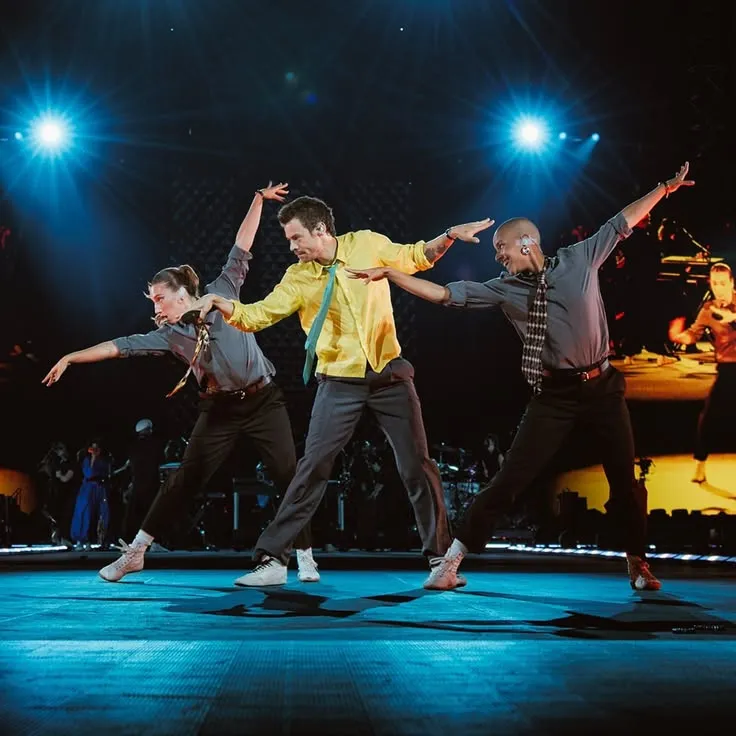 Harry Styles: A nova era musical, os figurinos de grife e tendências de moda