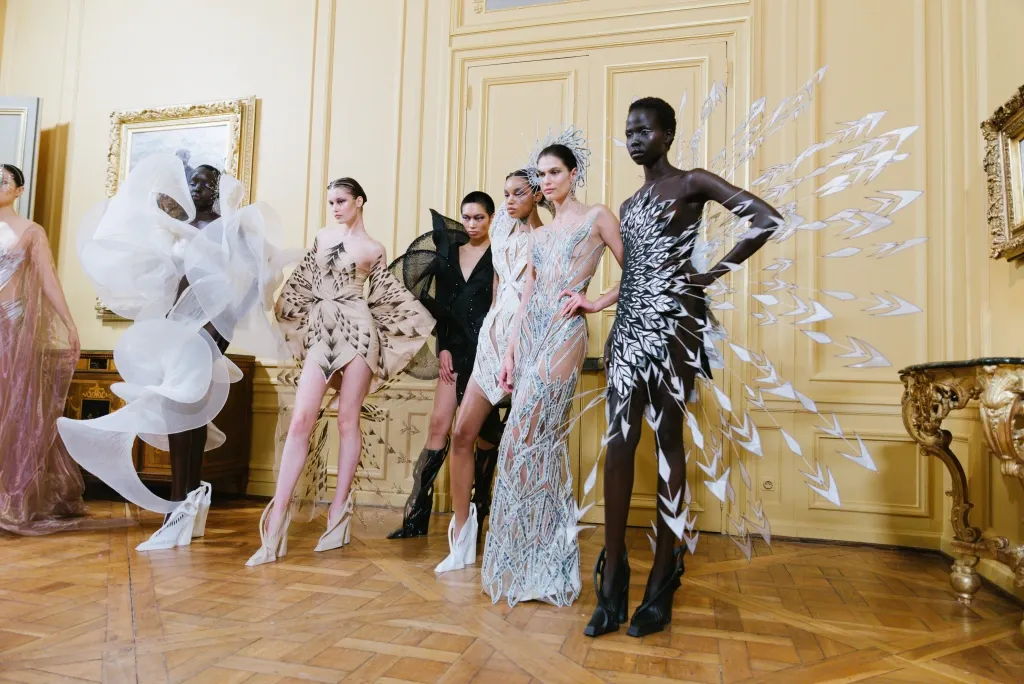 Haute Couture: O que é, quem faz e por que é o ápice da moda mundial