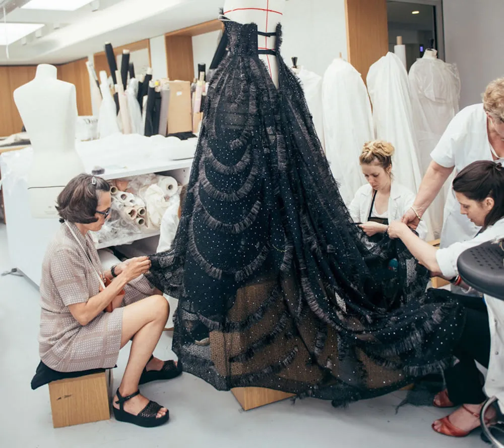 Haute Couture: O que é, quem faz e por que é o ápice da moda mundial