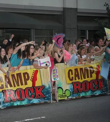 O Poder da Nostalgia: O impacto cultural do retorno de Camp Rock 3