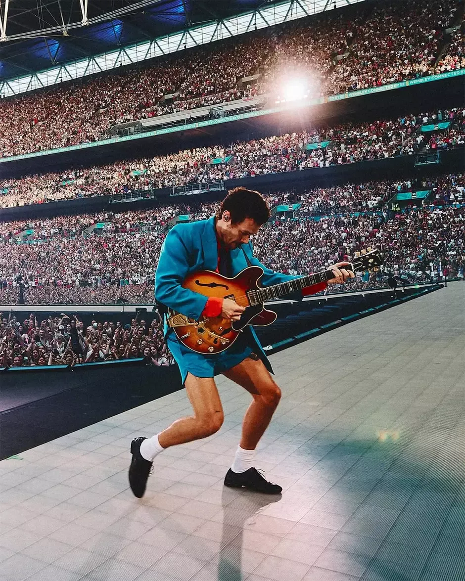 Harry Styles: A nova era musical, os figurinos de grife e tendências de moda
