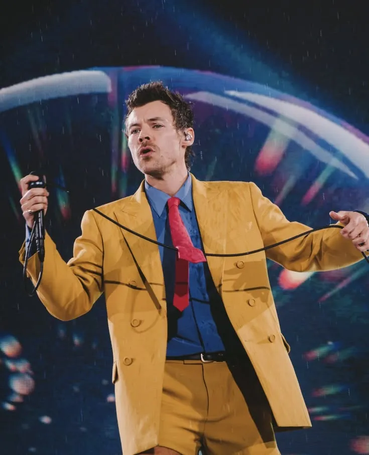Harry Styles: A nova era musical, os figurinos de grife e tendências de moda