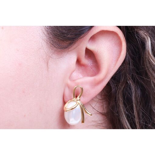 BRINCO COM PÉROLA MABE OVAL