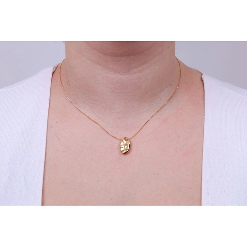 GARGANTILHA COM PINGENTE OVAL MARTELADO