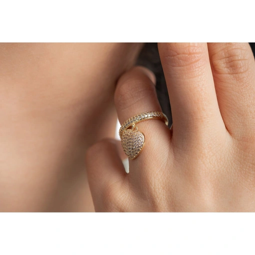 ANEL COM CORAÇÃO CRAVEJADO