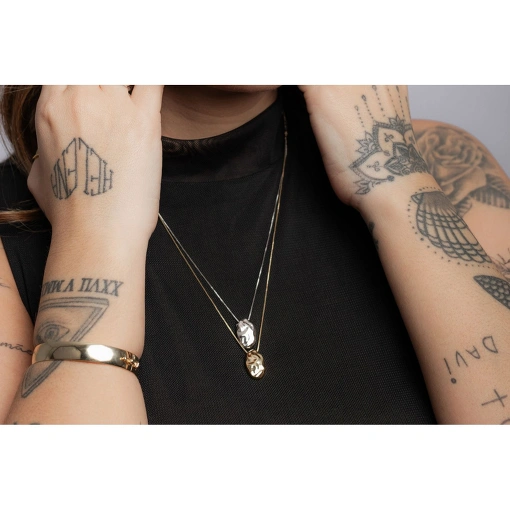 GARGANTILHA COM PINGENTE OVAL MARTELADO