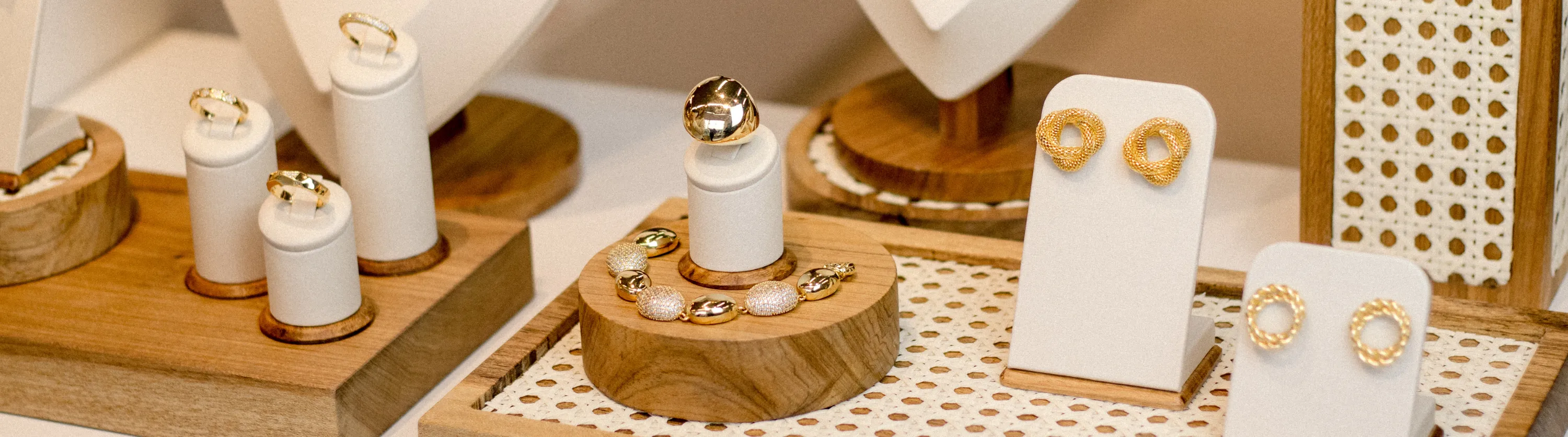 Vitrine de primavera: como adicionar cor e valorizar sua exposição sem trocar tudo