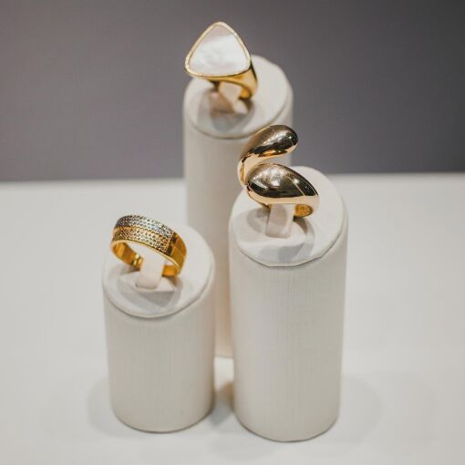 EXPOSITOR TRIO PARA ANÉIS OFF-WHITE REDONDO
