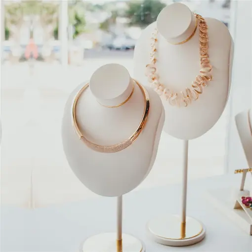 EXPOSITOR BUSTO MASTER ESTHER 		