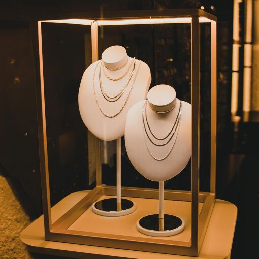 CUBO PARA VITRINE DOURADO COM ILUMINAÇÃO E EXPOSITORES G