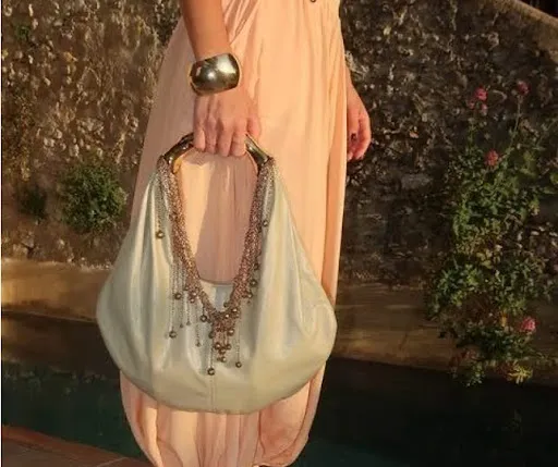 Coleção Lina: uma celebração do modernismo em pedra amarela