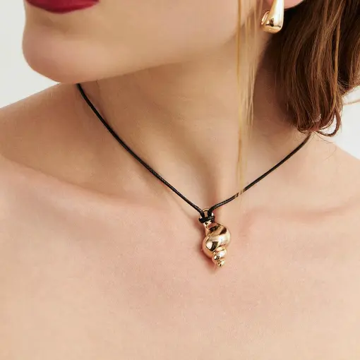 COLAR REGULÁVEL EM COURINO COM PINGENTE LISO DE CONCHA