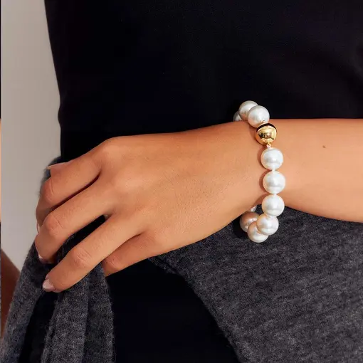 PULSEIRA COM PÉROLAS SHELL E FECHO MAGNÉTICO BANHADA A OURO