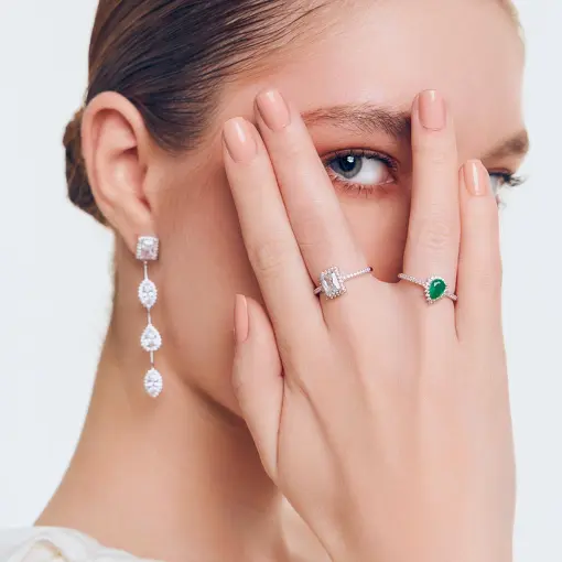 BRINCO PÊNDULO COM CRISTAIS DIVERSOS PRATA RODINADA