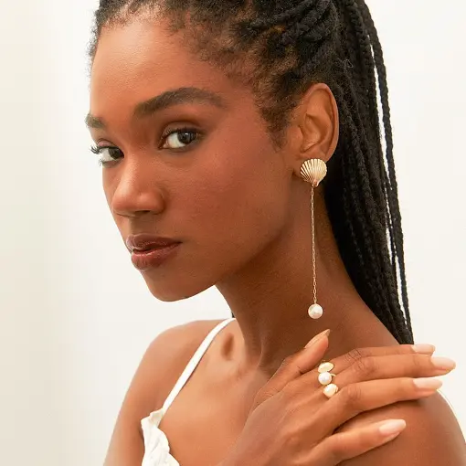 BRINCO ASSIMÉTRICO DE CONCHA BANHADO A OURO