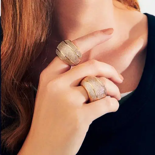 ANEL REDONDO ABAULADO CRAVEJADO COM ZIRCÔNIA BANHADO A OURO