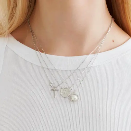 COLAR COM PINGENTE QUADRADO E PÉROLA SHELL PRATA RODINADA