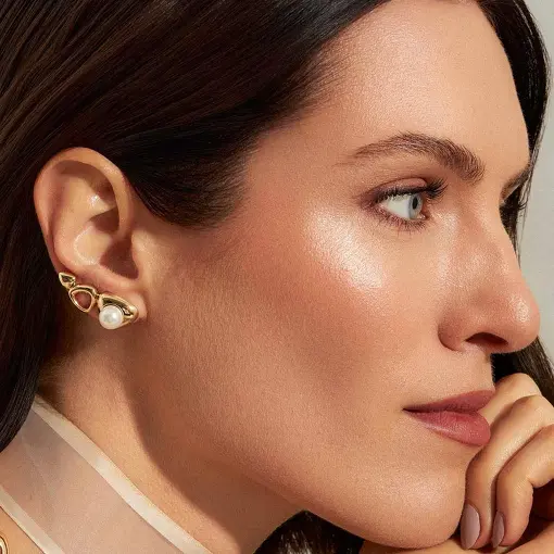 BRINCO EAR CUFF TRIANGULAR VAZADO COM PÉROLA SHELL
