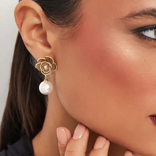 BRINCO DE FLOR ESMALTADO COM PÉROLA EM PÊNDULO