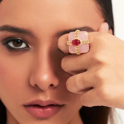 ANEL QUADRADO COM CRISTAL OVAL E ZIRCÔNIAS BANHADO A OURO
