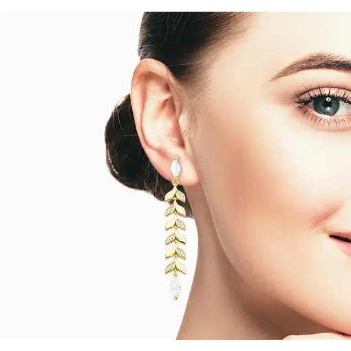 BRINCO PÊNDULO DE FOLHAS E CRISTAL BANHADO A OURO