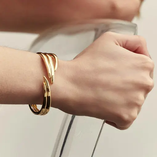 BRACELETE CURVO VAZADO COM ABERTURA