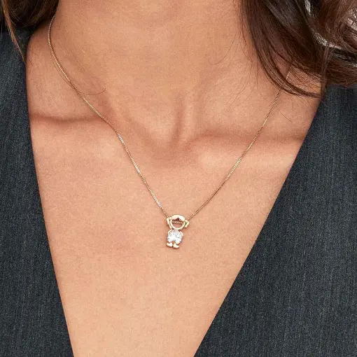 COLAR COM PINGENTE DE MENINA E CORAÇÃO EM CRISTAL