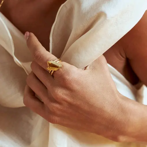 ANEL COM CRISTAL RETANGULAR TRABALHADO E VAZADO