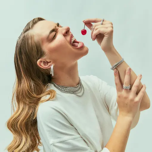 ARGOLA COM CRISTAIS EM CORAÇÕES