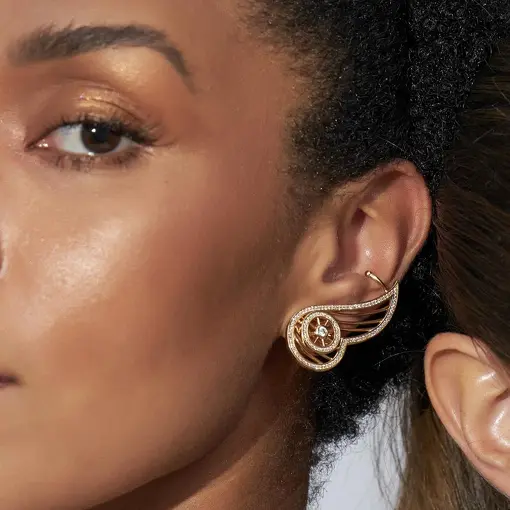 BRINCO EAR CUFF 2 EM 1 ASA COM ZIRCÔNIAS BRANCAS BANHADO A OURO