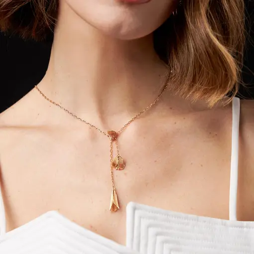 COLAR COM PINGENTE DE FLOR TEXTURIZADO BANHADO A OURO