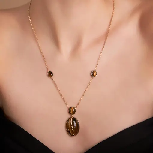COLAR COM PINGENTE EM CRISTAL OVAL E PÊNDULO BANHADO A OURO