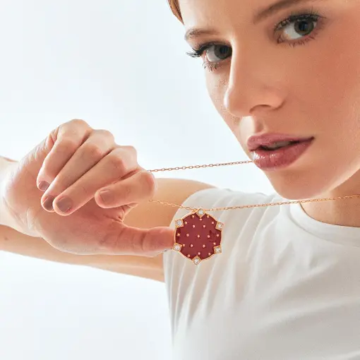 COLAR COM PINGENTE REDONDO ESMALTADO BANHADO A OURO