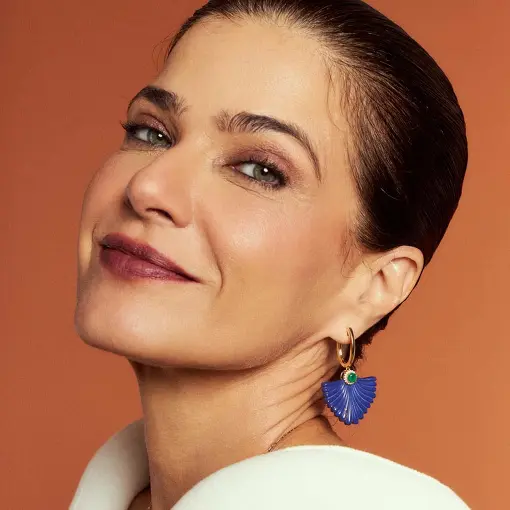 BRINCO ARGOLA PÊNDULO DE FLOR TRABALHADO COM CRISTAL REDONDO