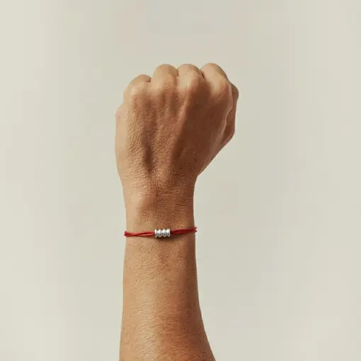 PULSEIRA REGULÁVEL EM FIO DE SEDA COM PINGENTE PRATA RODINADA