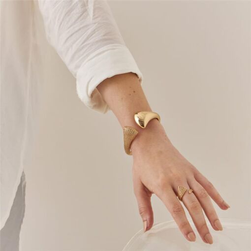 BRACELETE CURVO E LISO CRAVEJADO DE ZIRCÔNIAS BANHADO A OURO