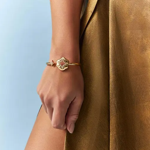 BRACELETE COM FORMA ASSIMÉTRICA E LOSANGO CRAVEJADO DE ZIRCÔNIAS