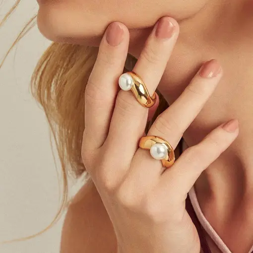 ANEL CURVO COM PÉROLA E ABERTURA