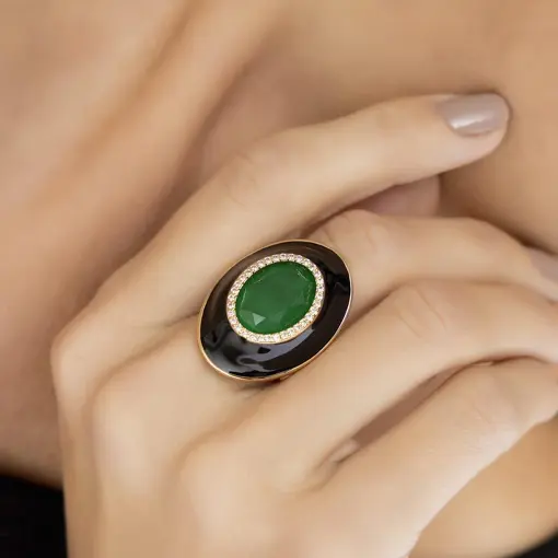 ANEL OVAL COM CRISTAL ESMERALDA ESMALTADO PRETO BANHADO A OURO