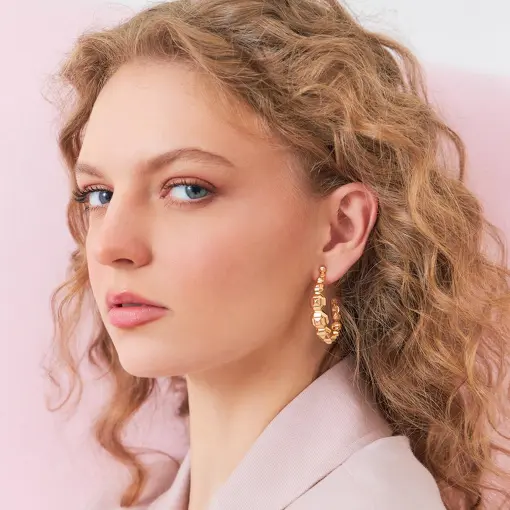 MEIA ARGOLA GEOMETRICA TEXTURIZADA LISA BANHADA A OURO