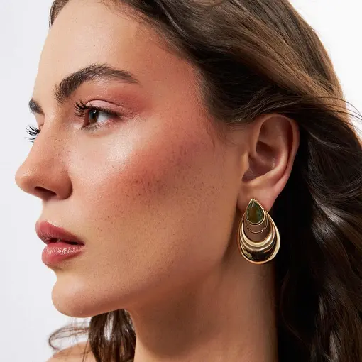 BRINCO DE GOTA ABAULADO E VAZADO COM CRISTAL