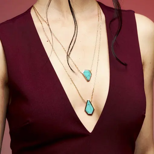 COLAR DUAS VOLTAS COM PINGENTES ASSIMÉTRICOS DE CRISTAIS