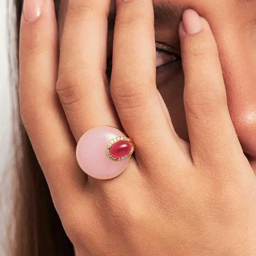 ANEL REDONDO COM CRISTAL OVAL E ZIRCÔNIAS BANHADO A OURO