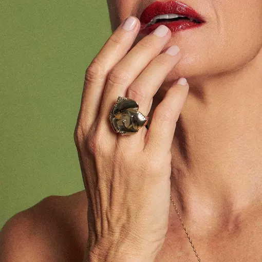 ANEL FLOR TRABALHADO COM CRAVEJADO DE ZIRCÔNIAS
