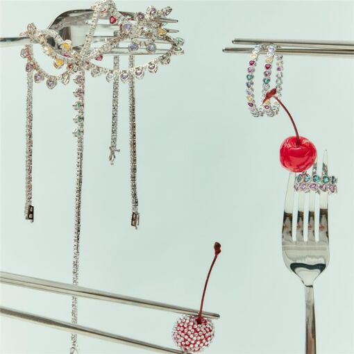 ARGOLA COM CRISTAIS EM CORAÇÕES