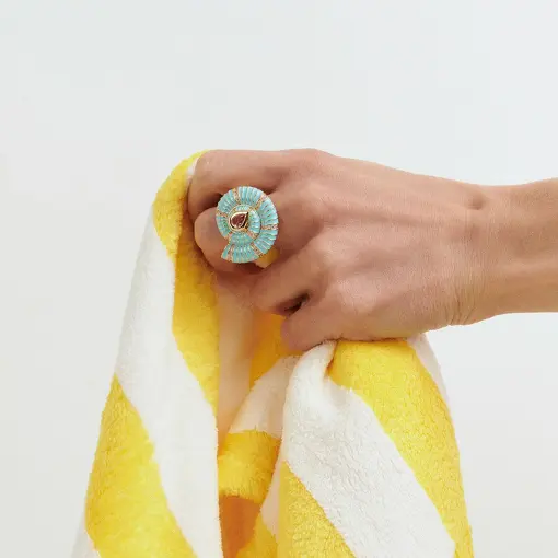 ANEL ESMALTADO DE CONCHA COM CRISTAL DE GOTA E ZIRCÔNIAS