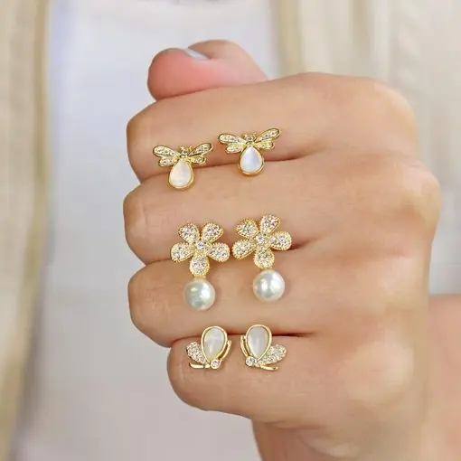 BRINCO DE FLOR COM CRISTAIS ZIRCÔNIAS E PÉROLA EM PÊNDULO